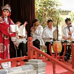 Chinesen in ihrer traditionellen Kleidung, die Musik machen