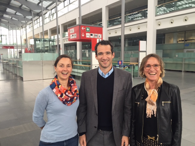 Christina Maier (drinktec), Alexander Berger (PRO FachHANDEL) und Miss drinktec Petra Westphal freuen sich über die Kooperation