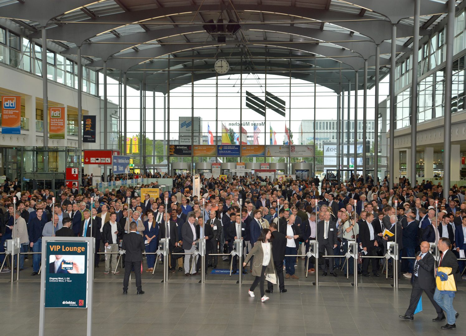 A full entrance before the fair starts