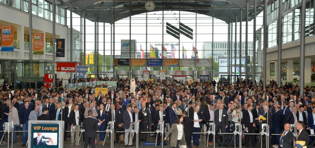 Ein voller Messeeingang bevor die Messe beginnt