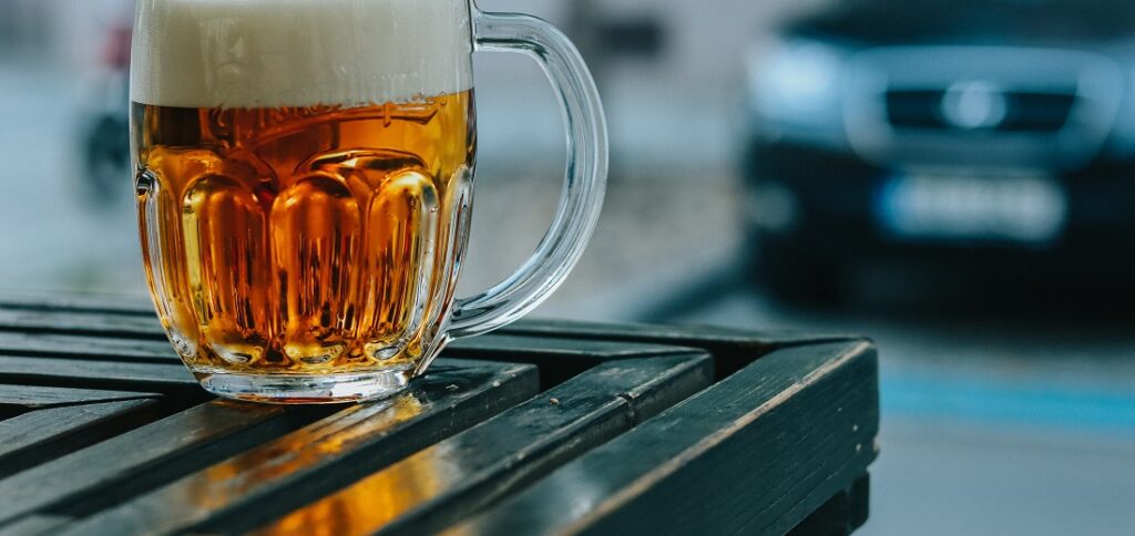 Bier auf Tisch mit Auto