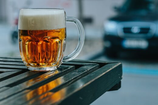 Bier auf Tisch mit Auto